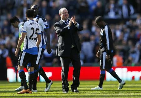 Britain Soccer Football - Newcastle United v Tottenham Hotspur - Barclays Premier League - St James' Park - 15/5/16 Newcastle manager Rafael Benitez applauds fans after the game Action Images via Reuters / Lee Smith Livepic