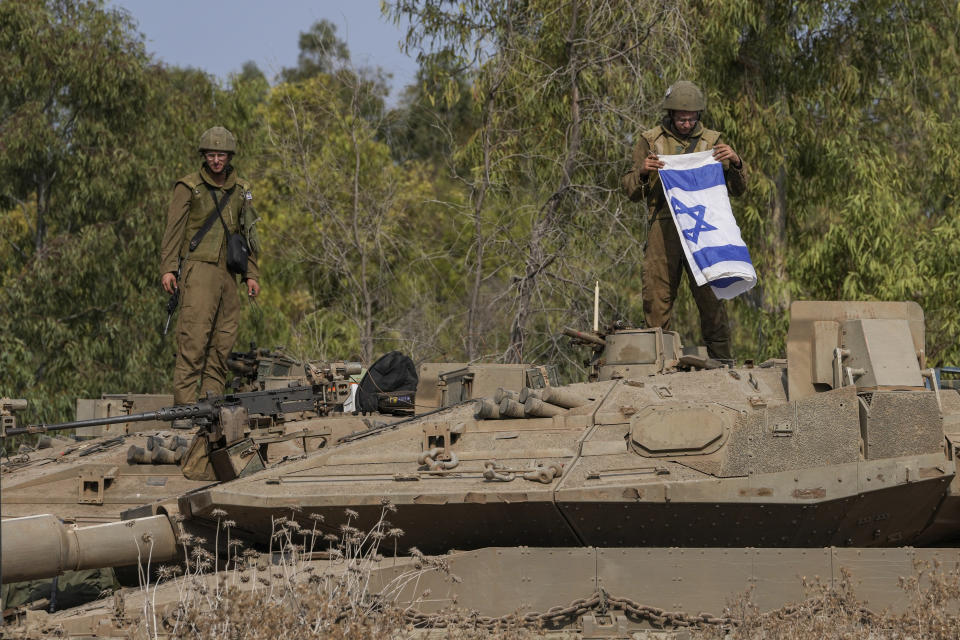 Soldados israelíes trabajan en un tanque cerca de la frontera entre Israel y la Franja de Gaza, en el sur de Israel, el lunes 9 de octubre de 2023. Los milicianos de Hamas, que controlan la Franja de Gaza, hicieron un ataque sin precedentes desde varios frentes al amanecer del sábado en el que docenas de combatientes de Hamas cruzaron la fortificada frontera y atacaron varios lugares, donde mataron a cientos de personas y tomaron rehenes. Las autoridades palestinas de salud reportaron decenas de muertes en los ataques aéreos israelíes en Gaza. (AP Foto/Tsafrir Abayov)