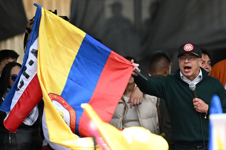 El presidente colombiano Gustavo Petro ondea una bandera nacional mientras pronuncia un discurso durante una manifestación del Día del Trabajo en Bogotá el 1 de mayo de 2024
