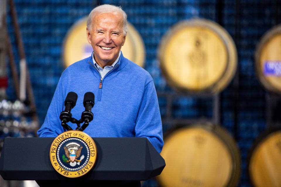 El presidente Joe Biden durante un evento en Earth Rider Brewery en Superior, Wisconsin, el jueves 25 de enero. (Crédito: Nicole Neri/Bloomberg/Getty Images)