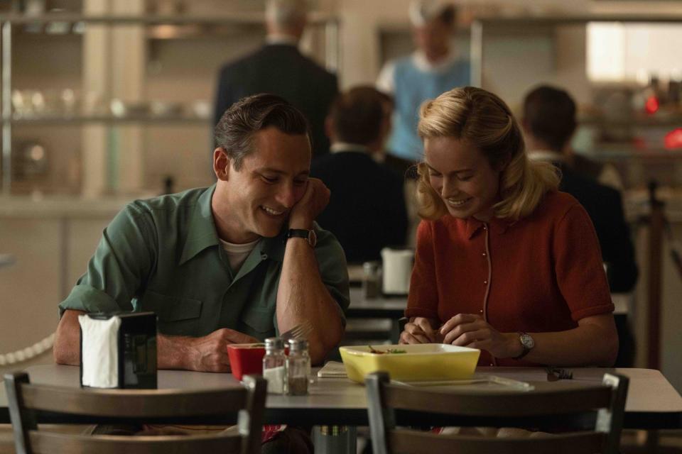 Die beiden Chemie-Genie-Außenseiter Elizabeth Zott (Brie Larson) und Calvin Evans (Lewis Pullman) verstehen sich gut.  (Bild: Apple TV+)