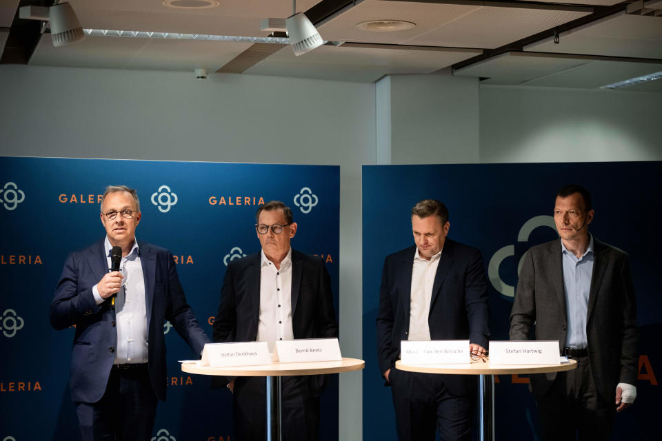 Insolvenzverwalter Stefan Denkhaus, Bernd Beetz, CEO Galeria Olivier Van den Bossche, und Pressesprecher Stefan Hartwig (l-r) stehen bei der Pressekonferenz von Galeria Kaufhof über das Ergebnis des Bieterprozesses für Galeria Karstadt Kaufhof. - Copyright: dpa