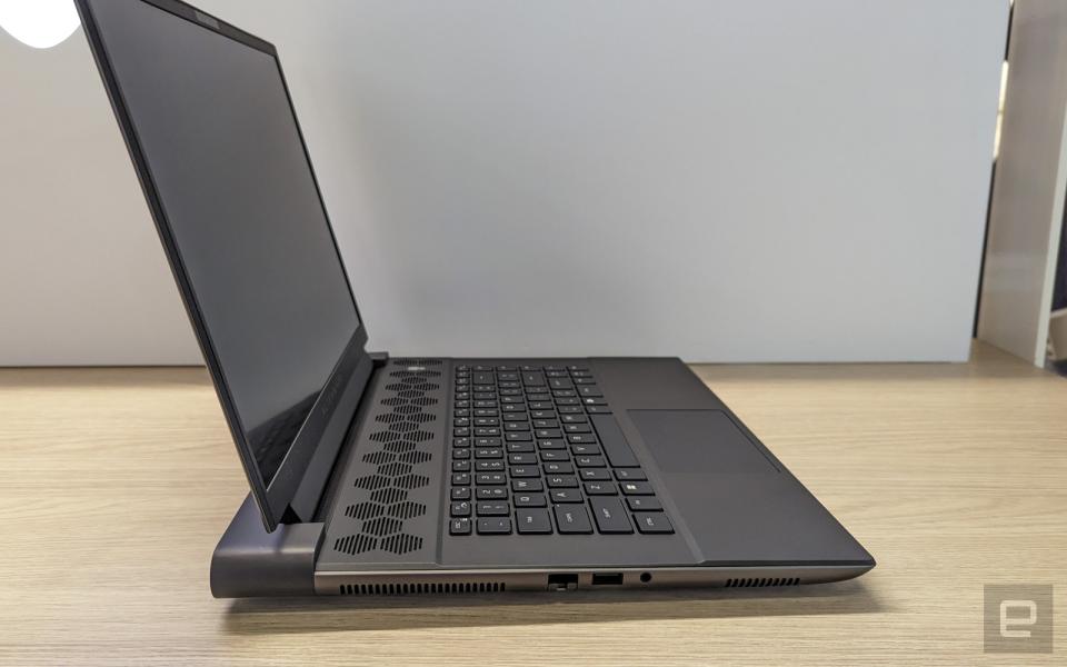 <p>Alienware m16</p>
