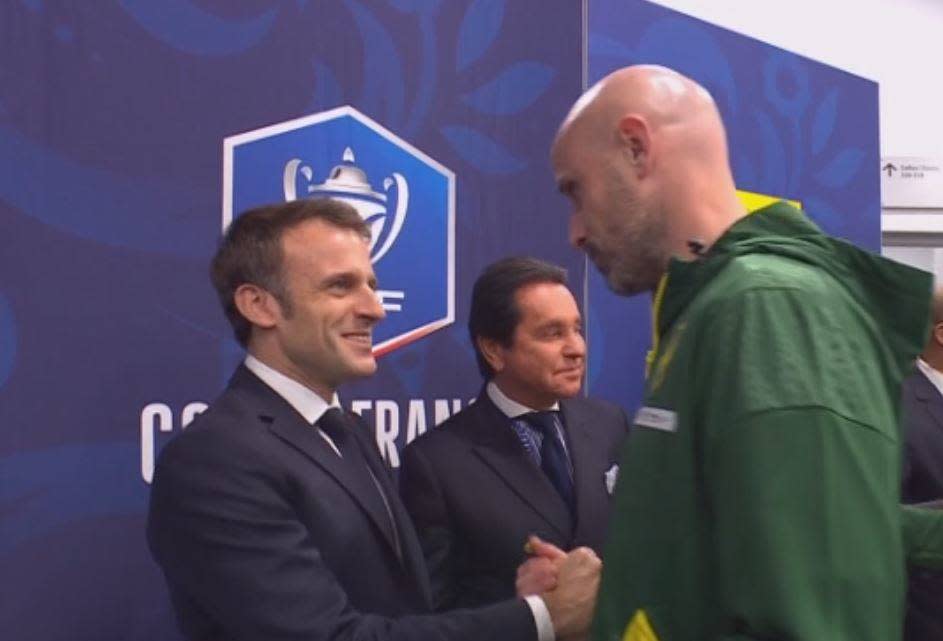 Emmanuel Macron, ici saluant les joueurs avant la finale de Coupe de France au Stade de France entre Nantes et Toulouse, le 29 avril 2023.