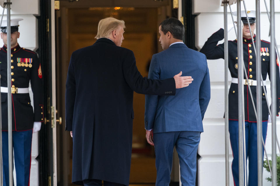 El presidente Donald Trump da la bienvenida al líder de la oposición venezolana Juan Guaidó en la Casa Blanca en febrero 5, 2020.(AP Photo/ Evan Vucci)