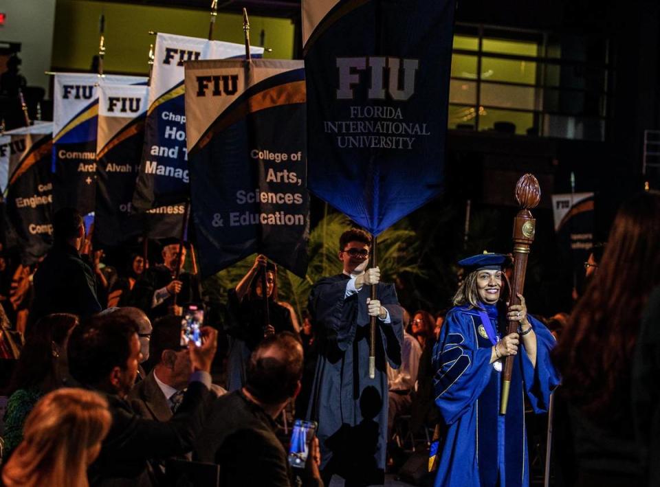 La presidenta del Senado de la Facultad de la Universidad Internacional de la Florida (FIU) Deanne Butchey encabezando la procesión de apertura de la ceremonia de investidura presidencial de FIU, en la que Kenneth Jessell prestó juramento como sexto presidente de FIU el jueves 18 de mayo de 2023.