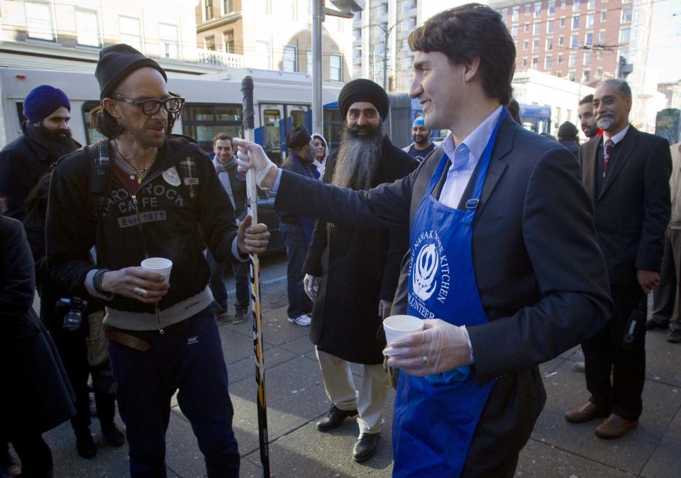 Leader of the Liberal Party of Canada MP Justin Trudeau talks to people in the downtown eastside neighbourhood in Vancouver, British Columbia December 18, 2013. REUTERS/Ben Nelms (CANADA - Tags: POLITICS)