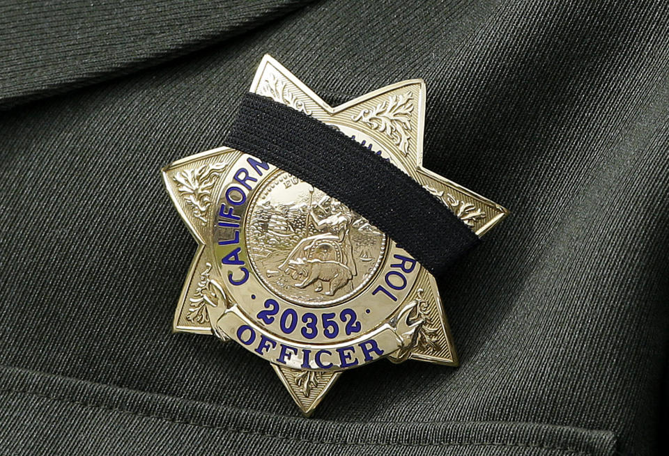 Una insignia policial de California. (AP Photo/Rich Pedroncelli)