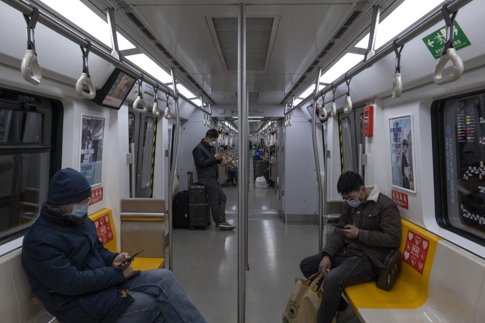 Bahnpassagiere in Peking betrachten ihre Smartphones (Bild: Stringer/Anadolu Agency via Getty Images)