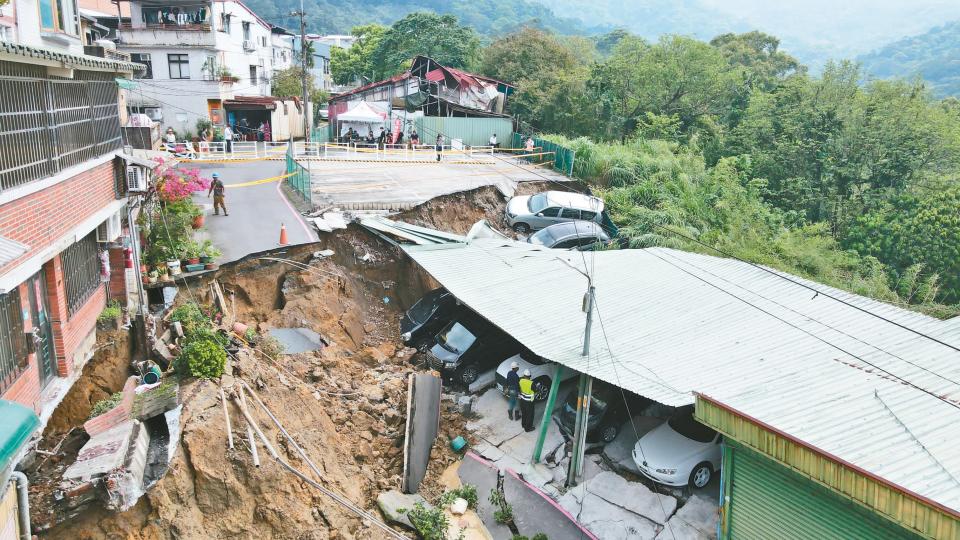 新北市新店區安泰路的頂好社區因地震地基掏空，八間房屋下陷，屋前路基塌陷約兩層樓深，十輛汽車、四輛機車深陷坍塌處下方。記者黃義書／攝影