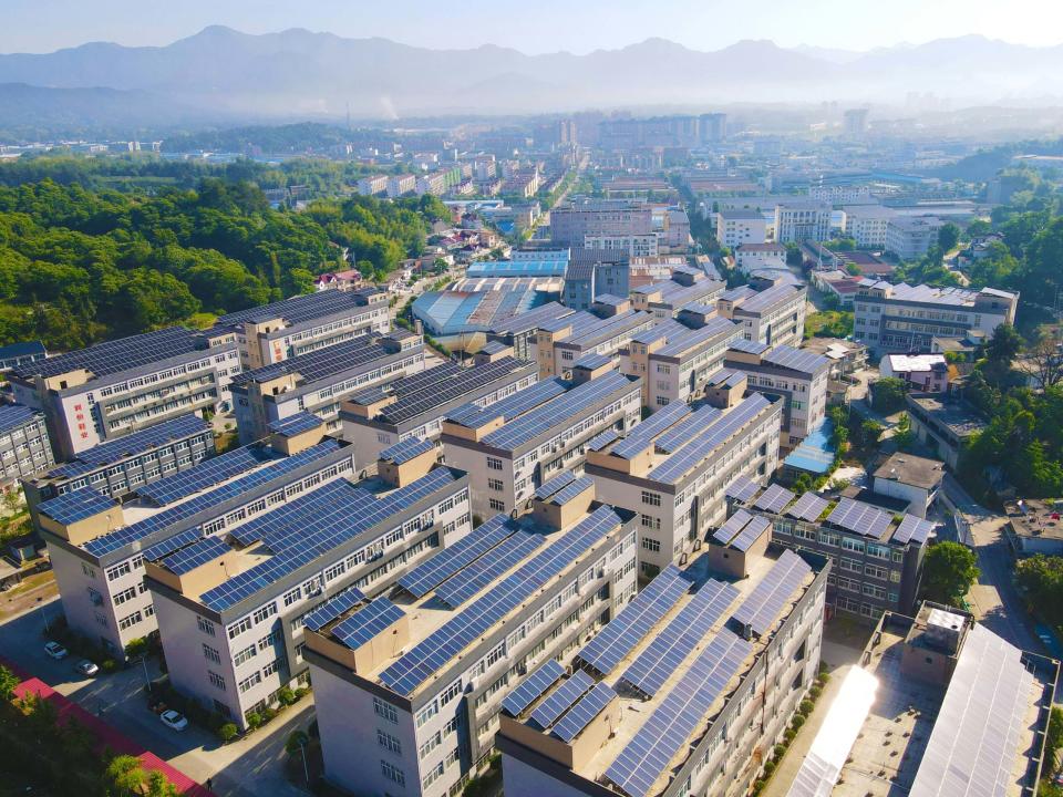 China hat einen Blitzstart bei der Installation von Solarmodulen hingelegt. - Copyright: Costfoto/NurPhoto/Getty Images