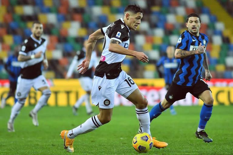 Molina controla la pelota ante Inter: está viviendo una primera gran temporada en Udinese de Italia.