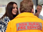 Kate im Gespräch mit Feuerwehrleuten. Foto: William West