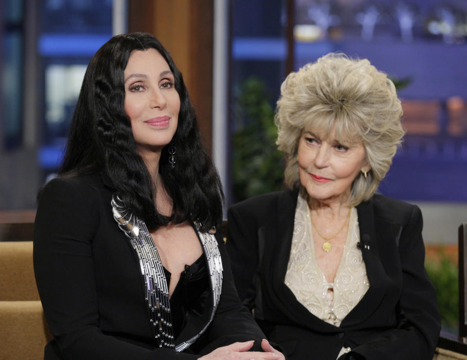 THE TONIGHT SHOW WITH JAY LENO -- Épisode 4451 -- Sur la photo : (gd) Musiciens Cher, Georgia Holt lors d'une interview le 30 avril 2013 -- (Photo par : Margaret Norton/NBCU Photo Bank/NBCUniversal via Getty Images via Getty Images )