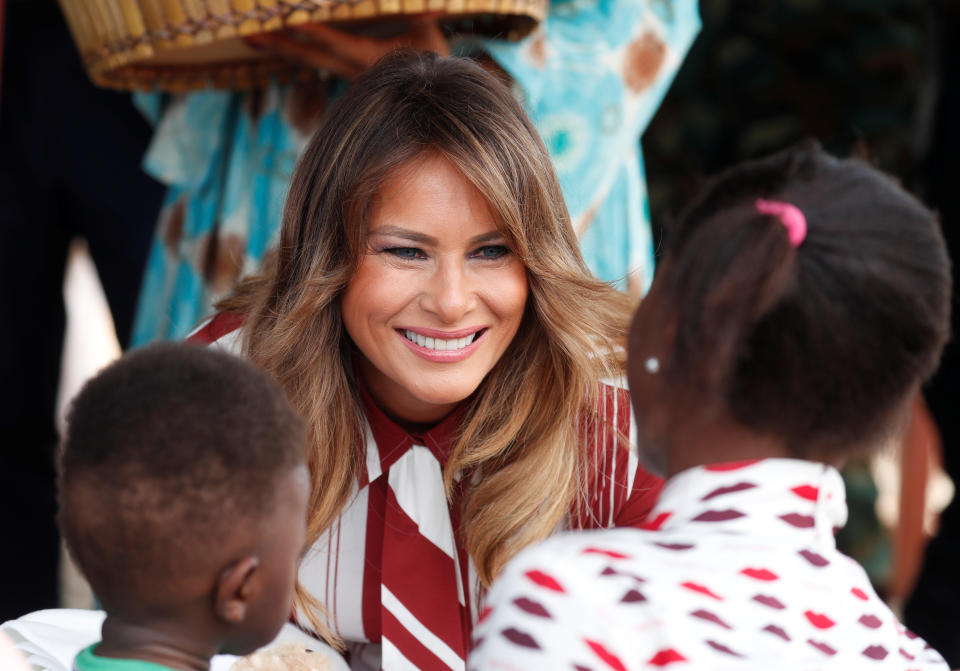 Muchos han comentado que, en su gira en solitario por África, Melania Trump ha estado mucho más sonriente y relajada de lo que se le ve en Washington DC. (Archivo Yahoo)