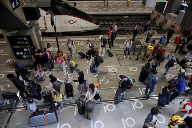 Pasajeros en Montparnasse tuvieron serias complicaciones con el servicio de trenes