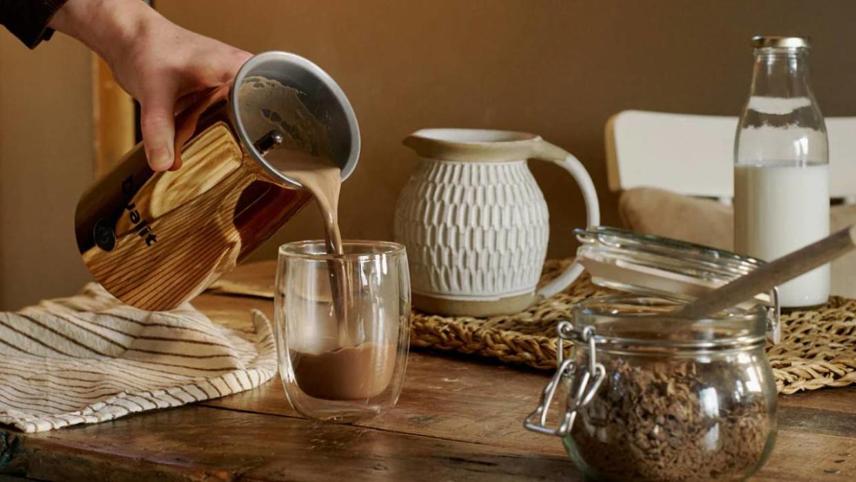  A lifestyle image of the Dualit Cocoatiser being poured into a cup. 