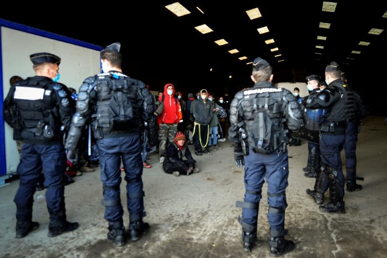 Des gendarmes dispersent les participants de la rave-party qui s'est déroulée durant 36 heures à Lieuron (Ille-et-Vilaine), le 2 janvier 2021. - JEAN-FRANCOIS MONIER © 2019 AFP