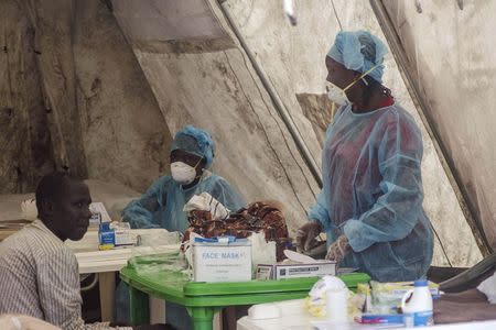 Health workers take blood samples for Ebola virus testing at a screening tent in the local government hospital in Kenema, Sierra Leone, June 30, 2014. REUTERS/Tommy Trenchard