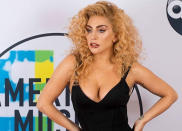 <p>Sängerin Lady Gaga nahm ihren Preis als beste weibliche Künstlerin in der Kategorie Pop/Rock ebenfalls nicht persönlich in Empfang. Ihr eigenes Konzert in Washington, D.C. hielt sie aber nicht davon ab, trotzdem live per Video für die AMAs in Los Angeles zu performen und sich über ihren Award zu freuen.<br>(Foto: Instagram/Lady Gaga) </p>