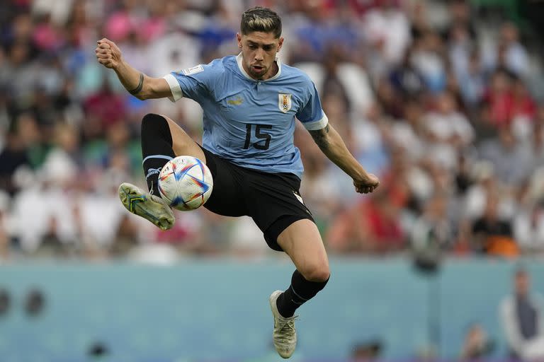 El uruguayo Federico Valverde controla la pelota en el partido ante Corea del Sur; el charrúa necesita ganar