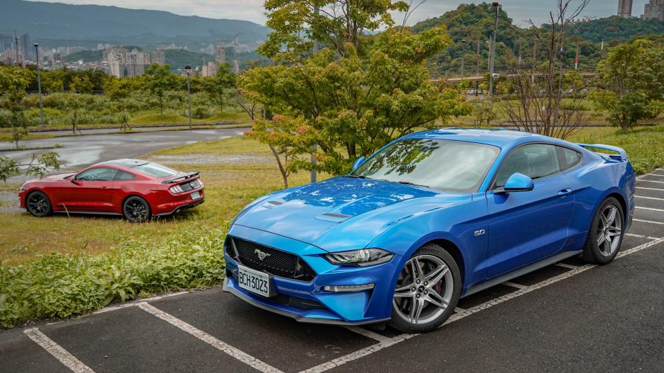  Ford Mustang Black Shadow Edition （紅）售價 199.9 萬元。Ford Mustang GT Premium 售價 243.9 萬元。