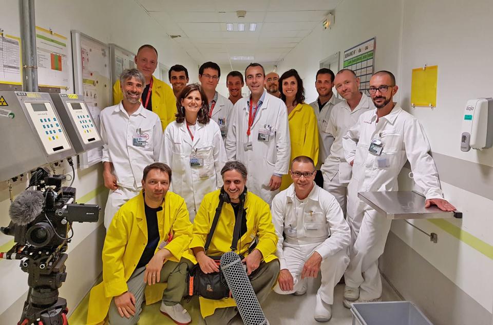 Die Nuklearwissenschaftler des französischen Kernforschungszentrums Cadarache posieren mit dem Filmteam. (Bild: SWR / Pier53 Filmproduktion)