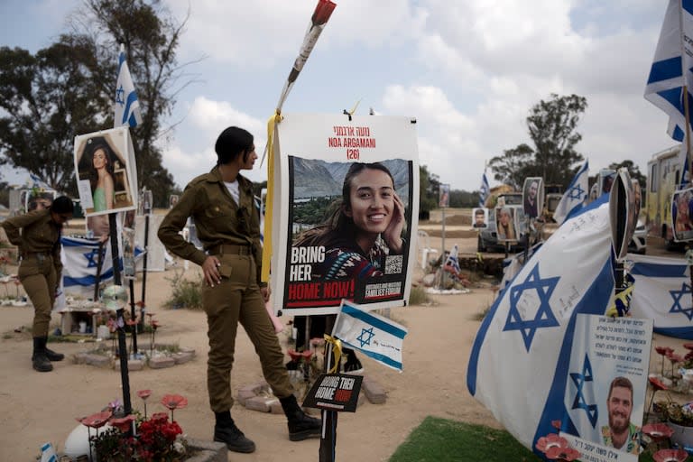 Carteles con las fotos algunos de los rehenes que murieron o siguen en manos de Hamás tras el asalto del grupo armado en Israel en octubre, en el Re'im, sur de Israel, el domingo 7 de abril de 2024, al cumplirse el sexto mes la guerra.