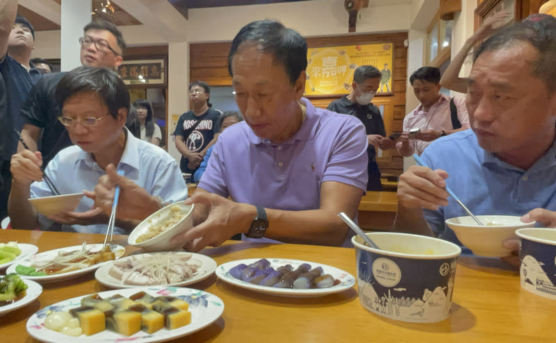 郭台銘走訪嘉義文化路夜市（2） 鴻海集團創辦人郭台銘（前右2）16日晚間走訪嘉義 市文化路夜市，除走進在地餐廳品嚐美味餐點，邊用 餐也邊談論近期熱門的雞蛋議題。 中央社記者姜宜菁攝  112年9月16日 