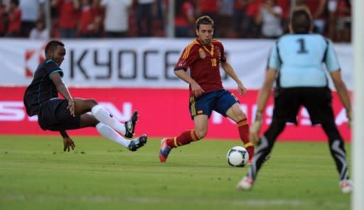 El español Jordi Alba (C) enfrenta a la portería panameña luego de sortear la marca de Felipe Baloy (I), en partido amistoso que se saldó con goleada 5-1 del campeón del mundo sobre el once canalero, el 14 de noviembre de 2012 en Ciudad de Panamá. (AFP | rodrigo arangua)