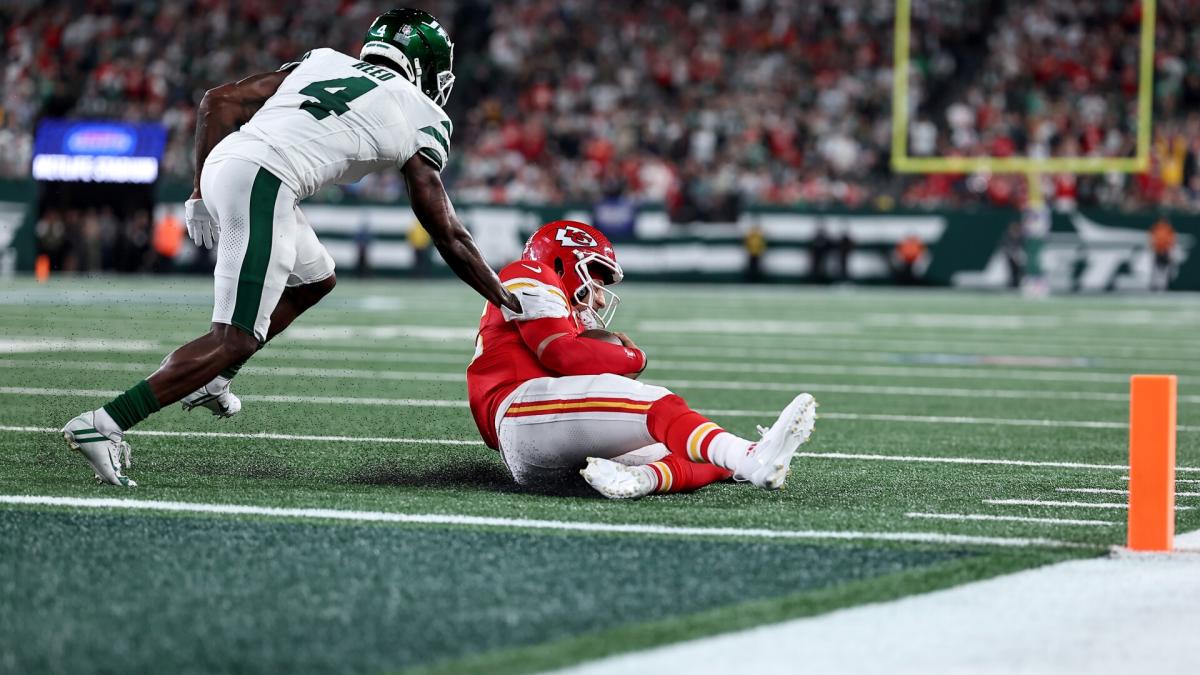 Patrick Mahomes' smart slide to preserve Kansas City's 23-20 win