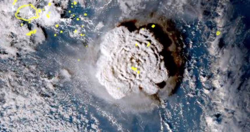 氣象衛星 Himawari-8拍攝到東加火山爆炸的瞬間畫面。（圖／達志／美聯社）