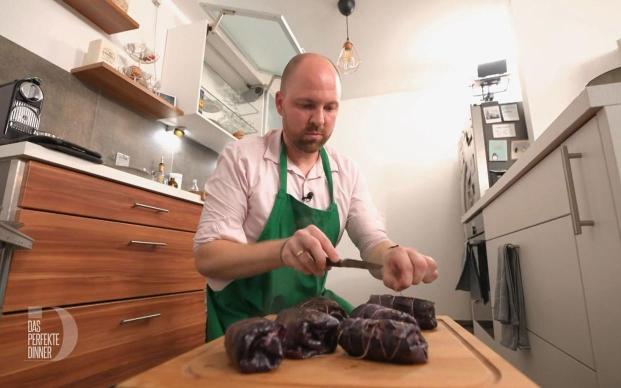 Perfektionistischer Vegetarier: Zum Hauptgang schnürt Steffen (34) Rotkraut-Rouladen.  (Bild: RTL)