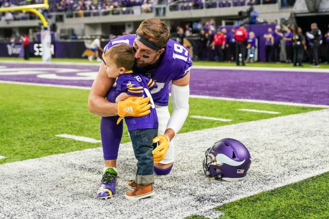 Panthers WR Adam Thielen's kids announce signing by singing 'Sweet Caroline'