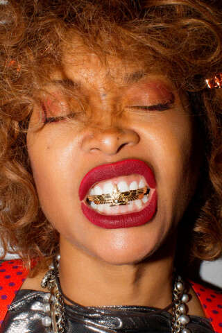 La chanteuse Erykah Badu portant les grillz créés par la créatrice Lillian Shalom.. Photo Tony Krash