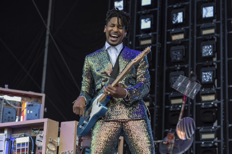 Jon Batiste se presenta en el Festival de Música y Artes Bonnaroo, el sábado 15 de junio de 2024, en Manchester, Tennessee. (Foto de Amy Harris/Invision/AP)