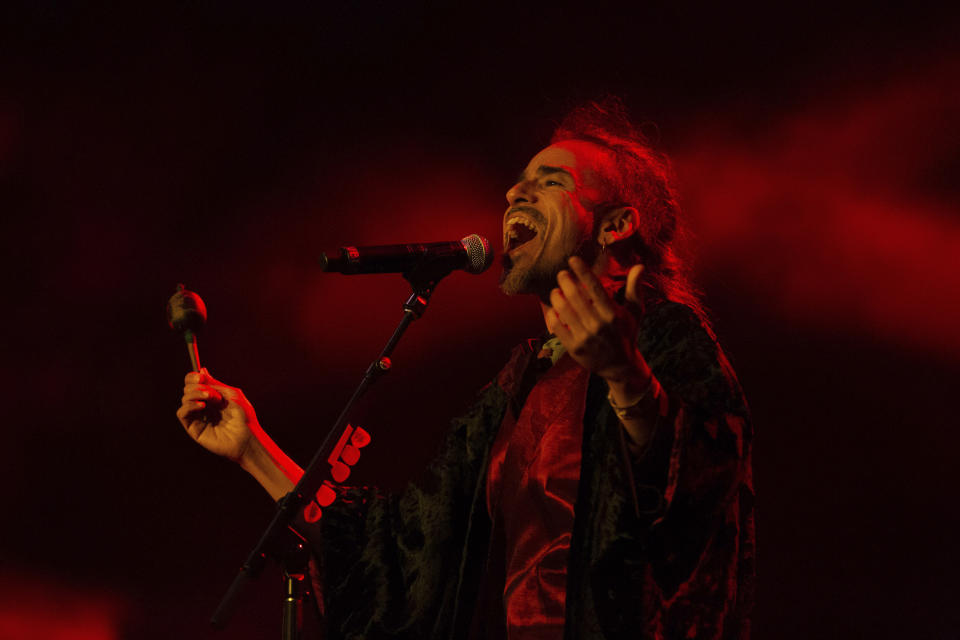 El vocalista de Café Tacvba, Rubén Albarrán, canta durante un concierto en la Ciudad de México, el sábado 7 de diciembre de 2019. La banda mexicana festejó tres décadas de música con ese concierto en la Ciudad de México, en el que estrenaron una nueva versión feminista de “La ingrata” con Andrea Echeverri de Aterciopelados (Foto AP/Anthony Vázquez)