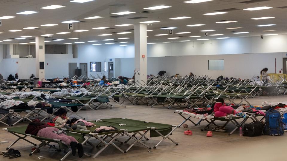  Some of the more than 600 beds for migrants processed through the Casa Alitas shelter in Tucson on their way to other parts of the country. (Photo by <a href="https://cronkitenews.azpbs.org/people/lillie-boudreaux/" rel="nofollow noopener" target="_blank" data-ylk="slk:Lillie Boudreaux;elm:context_link;itc:0;sec:content-canvas" class="link ">Lillie Boudreaux</a>?Cronkite News)