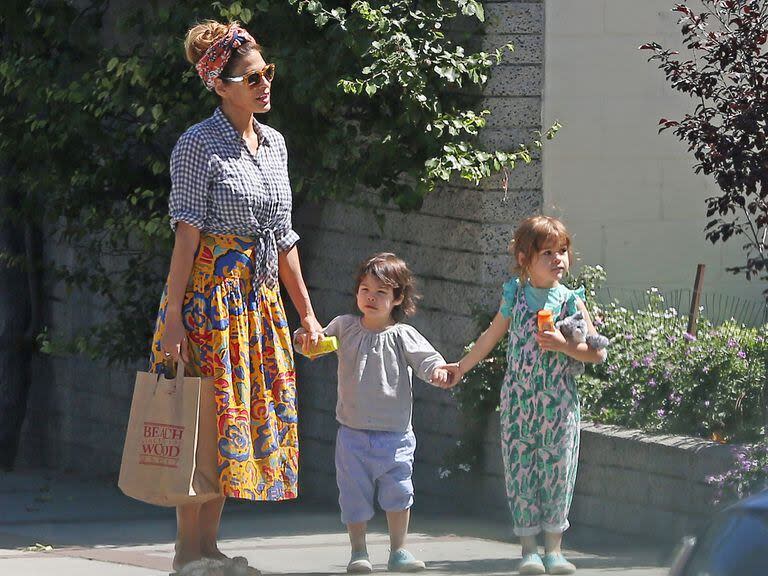 Eva Mendes de paseo con sus hijas por Los Ángeles