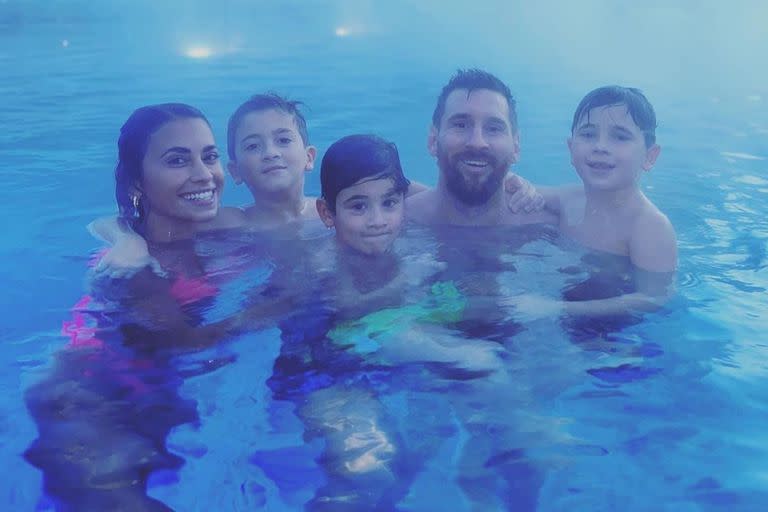 Antonela Roccuzo, Lionel Messi y los hijos de ambos disfrutaron de las aguas termales