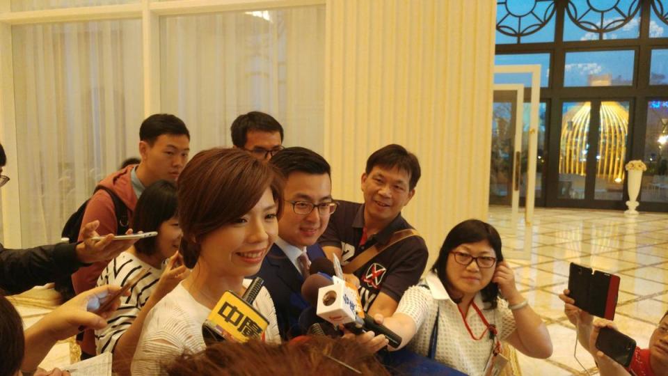 洪慈庸和卓冠廷在臉書公布結婚消息後，PTT一堆留文湧進，有鄉民當場崩潰。