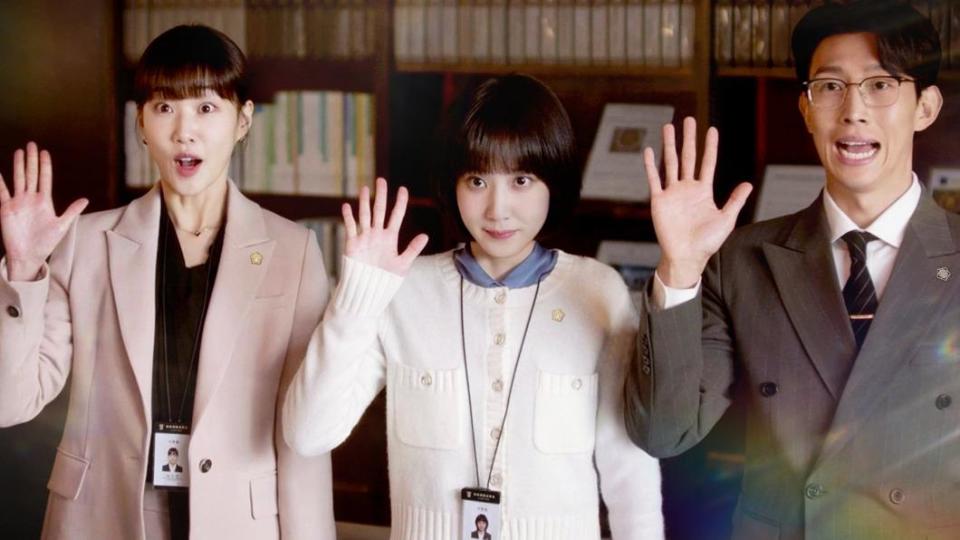 河允景(左) 飾演崔秀妍，在劇中是禹英禑的大學同學兼同事。(圖/ Netflix提供)