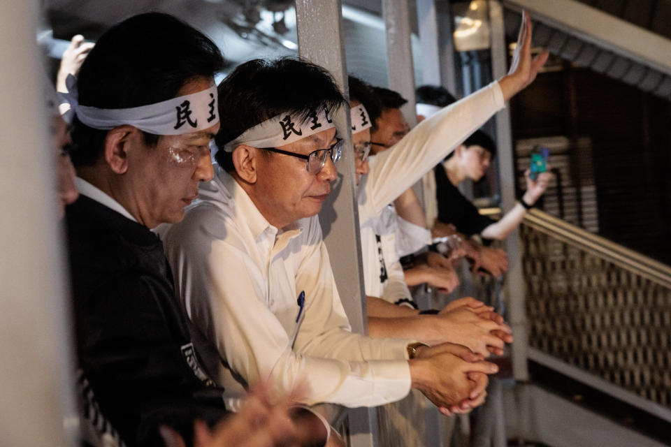 有民進黨立委昨日曾步出立法院跟示威民眾會面。 (Photo by Yasuyoshi CHIBA / AFP)