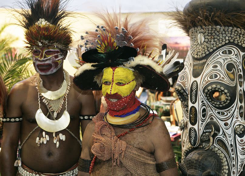 Una bailarina en traje tradicional actúa en Port Moresby, Papúa Nueva Guinea.