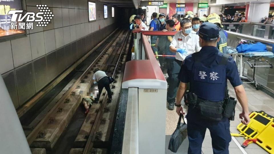 男子落軌，險遭列車輾過。（圖／TVBS）