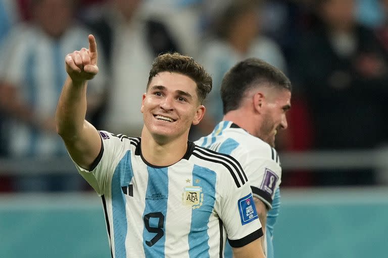 Julián Álvarez festeja un gol durante el partido que disputan Argentina y Australia, por los octavos de final de la Copa del Mundo Qatar 2022 en el estadio Ahmed bin Ali, Umm Al Afaei, Qatar, el 3 de diciembre de 2022.