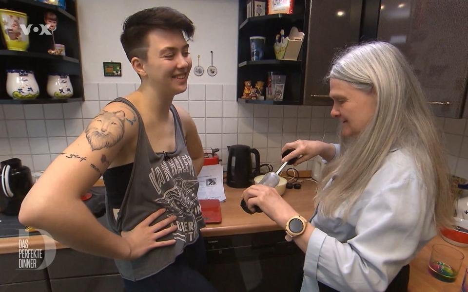 An Tag 2 geht's ins "Hotel Mama". Kathy (24) wohnt und kocht wieder bei Mutti. Wobei das mit dem Kochen eher den Fernsehkameras geschuldet ist. 390.000 TikTok-Fans hat die Influencerin. Die werden ihr das Ausbleiben eines Gourmet-Feuerwerks nachsehen. Auf die Botschaft kommt es an: kompromisslos zu sich selbst stehen! (Bild: RTL)