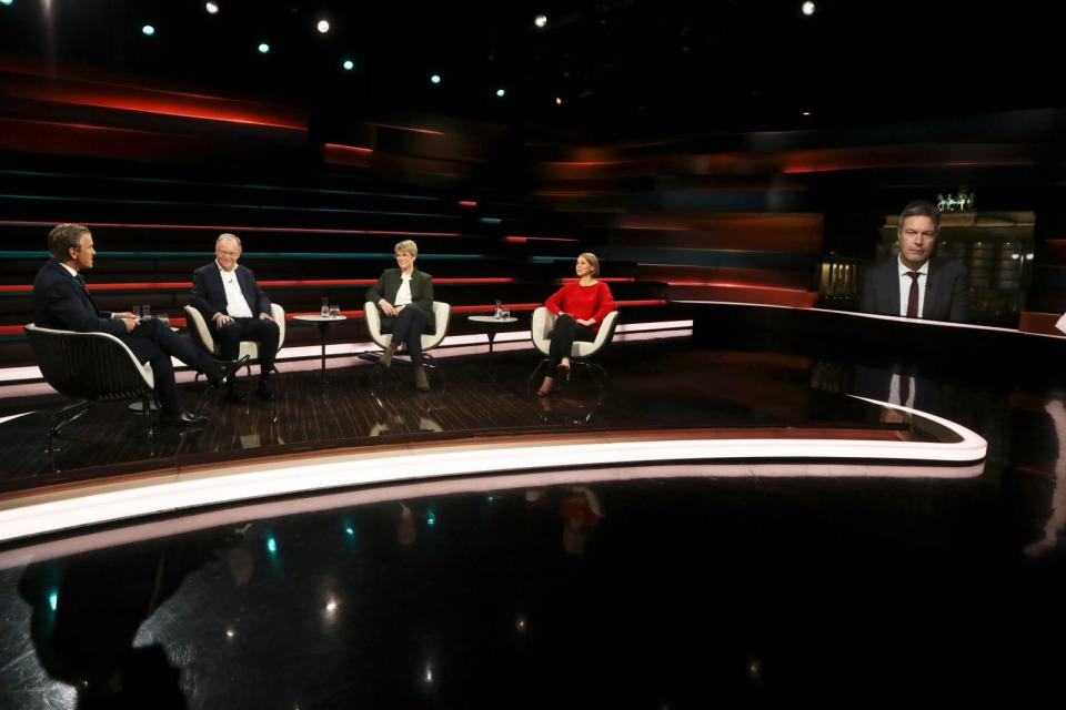 Markus Lanz (links) diskutierte am Dienstagabend mit (von links) SPD-Ministerpräsident Stephan Weil, Ökonomin Veronika Grimm, Journalistin Helene Bubrowski und Vizekanzler Robert Habeck. (Bild: ZDF/ Cornelia Lehmann)