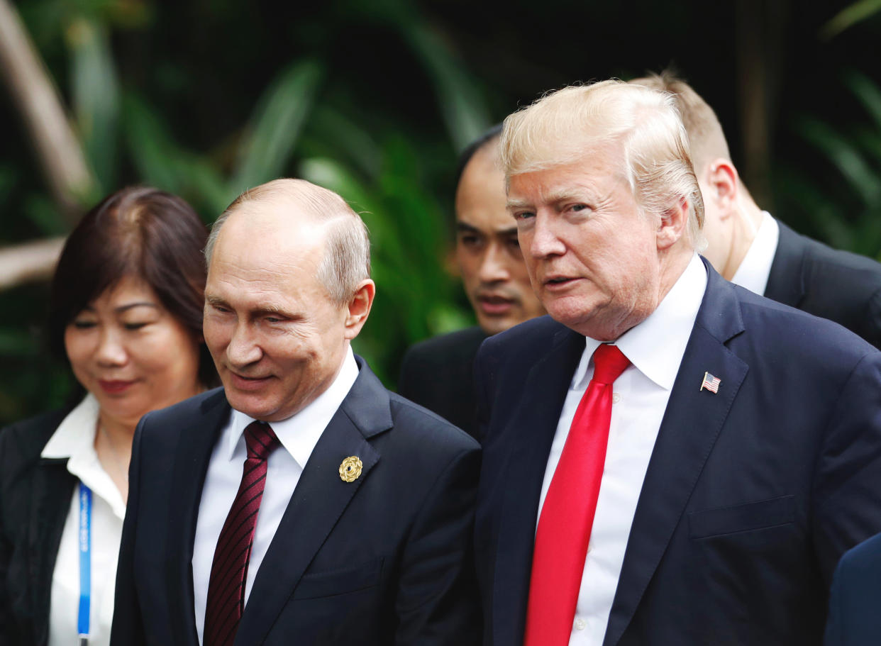 Una foto de archivo del presidente de Estados Unidos Donald Trump, a la derecha y el presidente ruso Valdimir Putin, en el centro, durante una sesión en Vietnam. (Jorge Silva/Pool Foto via AP)