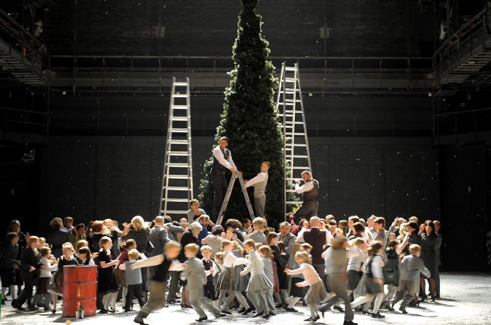 導演荷穆齊以極簡的舞台設計承載情感的能量，更賦予了聖誕樹生命氣息。圖為2008年柏林喜歌劇院演出劇照。